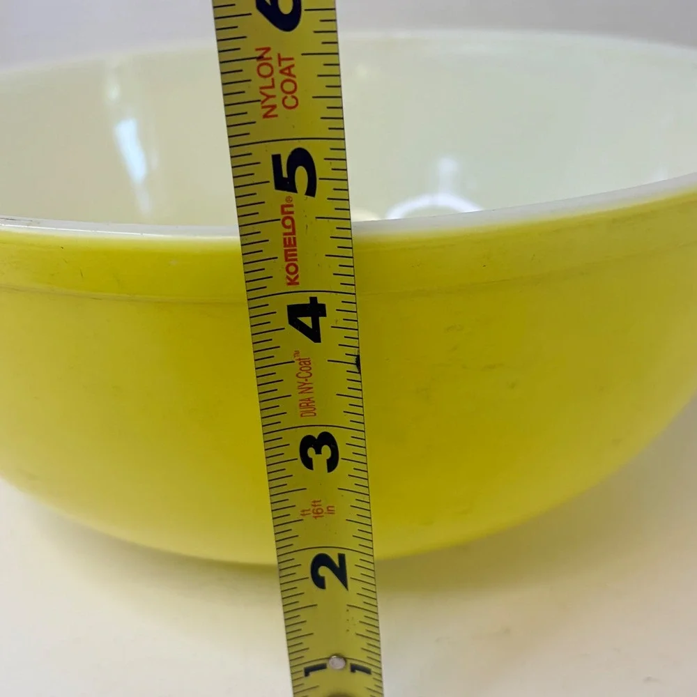 Vintage Pyrex 404 Yellow Mixing Bowl 4 Quart Opal Glass MCM Ovenware 10.5 Inch